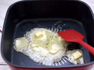 芝麻核桃糖,把软化好的黄油放入锅中，小火慢慢炒至融化。