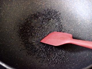芝麻核桃糖,锅烧热后先把黑芝麻，小火慢慢炒出香味，盛出备用。