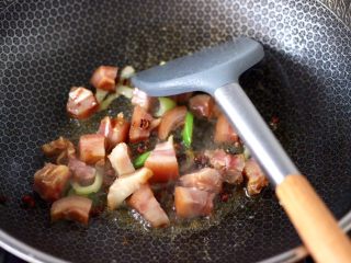 猪头肉香辣藕丁,这个时候加入切丁的猪头肉，大火快速翻炒均匀。