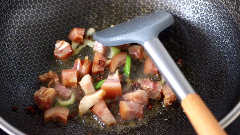 猪头肉香辣藕丁,这个时候加入切丁的猪头肉，大火快速翻炒均匀。