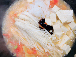 砂锅鱼头煲,加入300ml水，放入蚝油、盐。