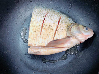 砂锅鱼头煲,放入鱼头，中小火煎至金黄色。