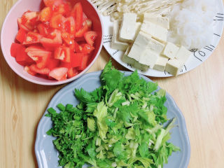 砂锅鱼头煲,将蔬菜切好待用。