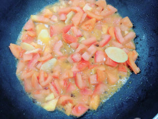 砂锅鱼头煲,放入西红柿翻炒均匀。