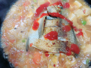 砂锅鱼头煲,放入煎好的鱼头，再放上一些番茄沙司。