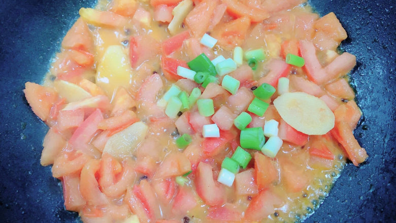 砂锅鱼头煲,加入葱花翻炒均匀。