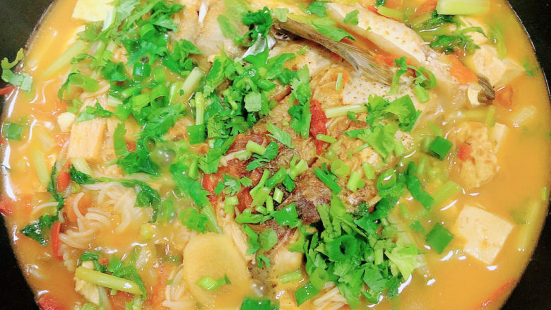 砂锅鱼头煲,小火炖两分钟，撒上葱花和香菜末出锅了。