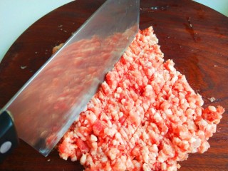 羊肉大葱水饺,加入一块肥油剁成肉馅。