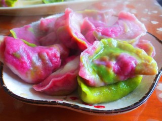 羊肉大葱水饺,一盘混合彩色饺子。