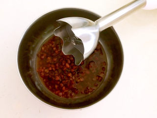 红豆汤圆,取出一半红豆粒和1勺汤汁，用料理机打碎