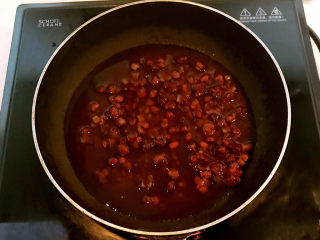 红豆汤圆,把煮熟的红豆倒入锅中