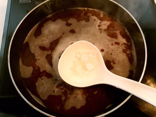 红豆汤圆,加入冰糖，烧制冰糖融化