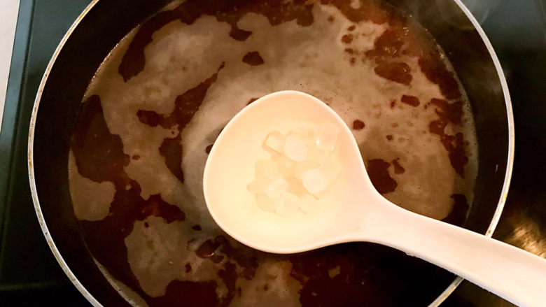 红豆汤圆,加入冰糖，烧制冰糖融化