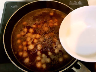 红豆汤圆,加入水淀粉，烧开调匀即可