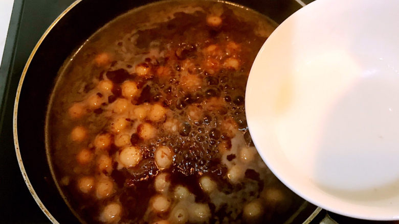 红豆汤圆,加入水淀粉，烧开调匀即可