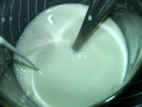 黄桃酸奶水果沙拉,加入剩余的牛奶，搅拌均匀