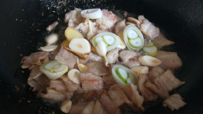 猪肉炖豆角,煸炒出油放入葱姜蒜炒香。