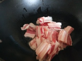 猪肉炖豆角,放入五花肉片。