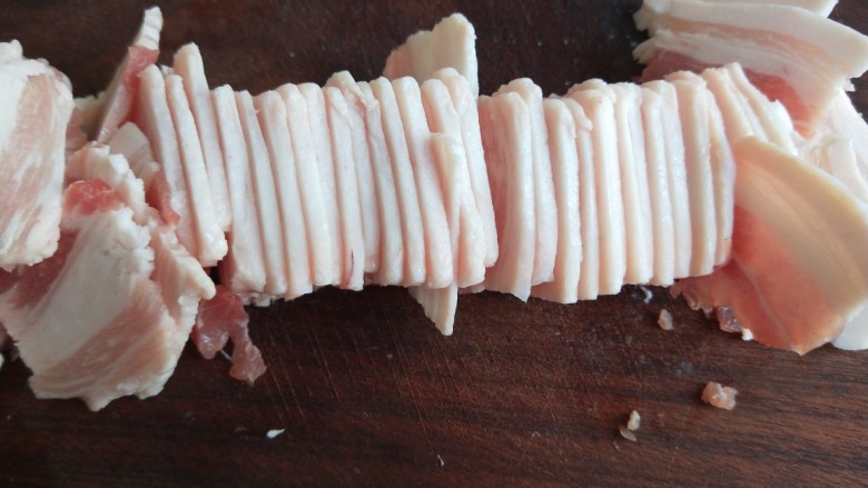 猪肉炖豆角,后切成片。