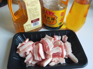 猪肉炖豆角,准备料酒，酱油，食用油。