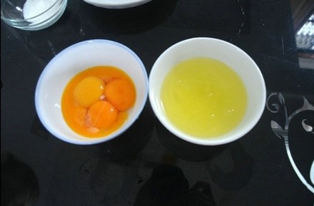 蒸锅小蛋糕🍰,把蛋清和蛋黄分离，对于没有电动打蛋器的同学，在蛋清中加几颗盐，后放冰箱冷冻至蛋清边缘结霜，这样有利于打发