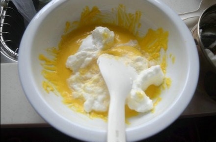 蒸锅小蛋糕🍰,把打发好的蛋白分三次以切拌的方式和蛋黄糊混合均匀（千万不能打圈）