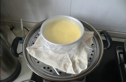 蒸锅小蛋糕🍰,给模具包上保鲜膜，以防水汽进入，上锅蒸二十几分钟