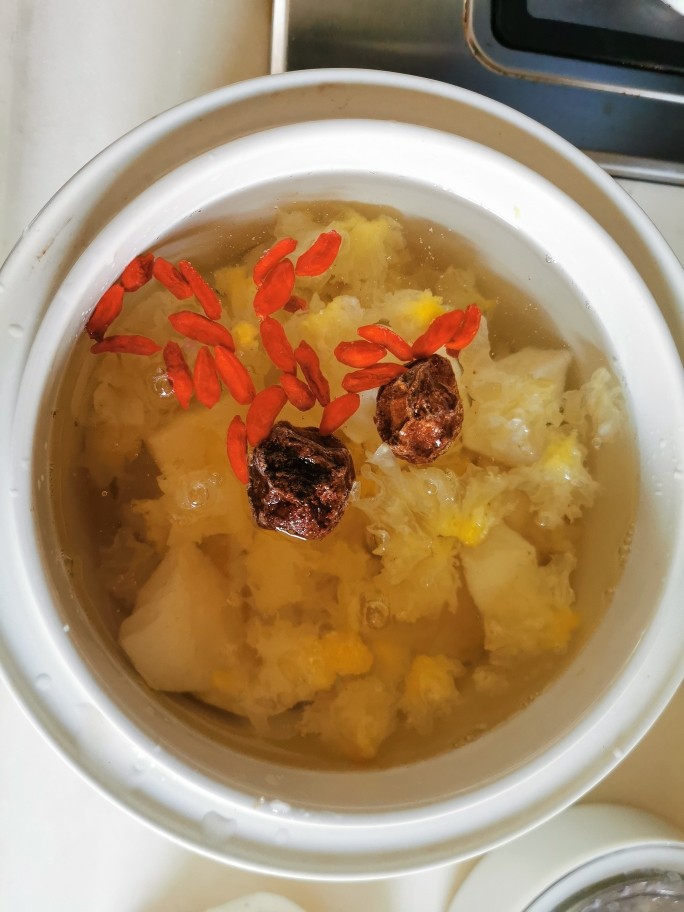 老北京小吊梨汤,所有食材放进沙锅煮1.5小时，或者放炖锅炖2小时。