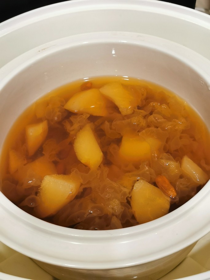 老北京小吊梨汤,隔渣饮汤，也可以连汤渣一齐吃。充满胶质的口感，自然清香，回味甘甜，营养天然！