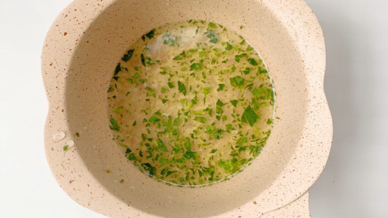 8个月加宝宝辅食：猪肉菠菜碎面,把猪肉碎和菠菜碎放入辅食锅并加入一碗水