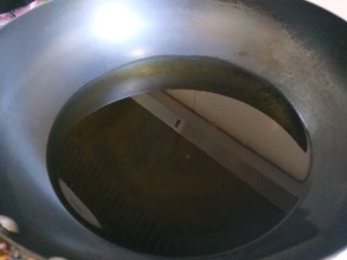 油炸汤圆,锅中倒入适量油烧热。