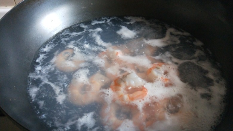 虾仁跑蛋,虾仁先倒入开水煮熟。