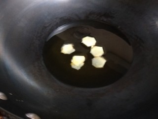 爆炒猪耳朵,锅中倒入适量油烧热放入姜片。