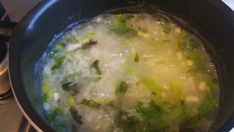 蔬菜虾仁粥,搅拌均匀即可食用。