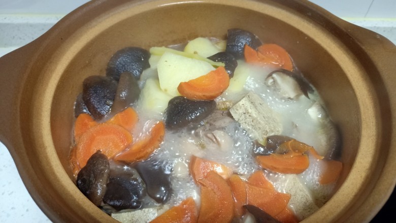 鸡肉炖香菇、土豆、木耳、腐竹、白菜,转小火煮40分钟