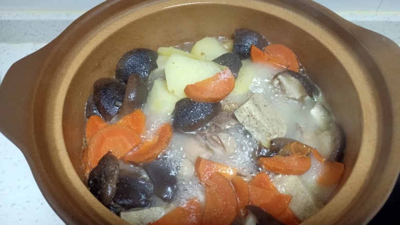 鸡肉炖香菇、土豆、木耳、腐竹、白菜,放入盐