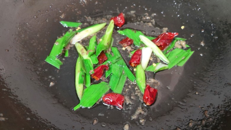 杏鲍菇炒牛肉,锅里重新倒入调和油烧热（忽略我没有洗锅），下入蒜苗和干红辣椒炒香。