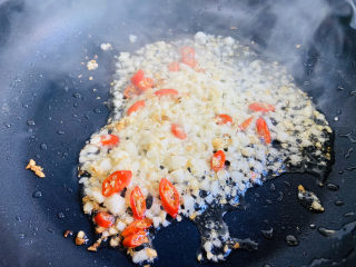 粉丝蒸金针菇,放入蒜蓉和小米辣爆香
