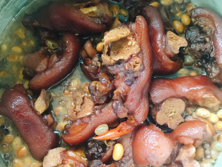 黄豆焖猪蹄,高压锅压20–25分钟。