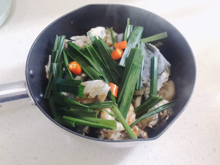 砂锅鱼头煲,蒜叶变色就可以起锅了。