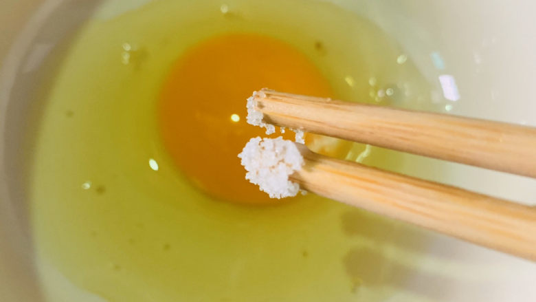 菠菜鸡蛋羹,用筷子粘点盐，将蛋打散，待用