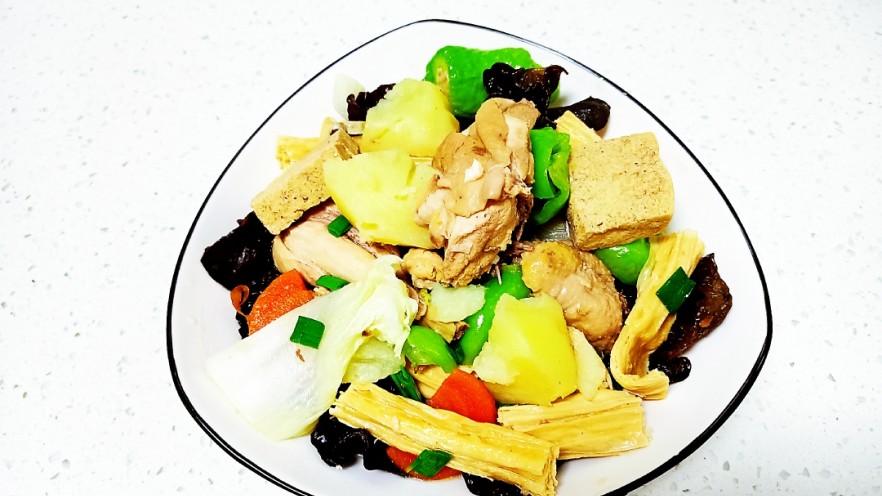 鸡肉炖香菇、土豆、木耳、腐竹、白菜