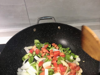 改良版新疆炒面,锅里放入少许油，葱姜蒜煸炒一下，然后一次放下洋葱，青椒，西红柿
