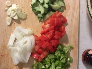 改良版新疆炒面,把各种蔬菜切成小块