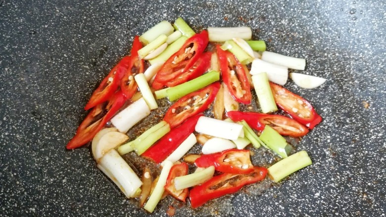 粉条炒肉,锅底留余油，下入葱姜蒜和红线椒炒香。
