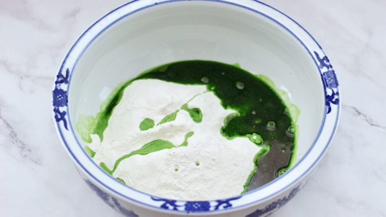 扇贝香干翠玉饺子,把菠菜叶榨汁过滤取出170克，放入麦芯粉里。