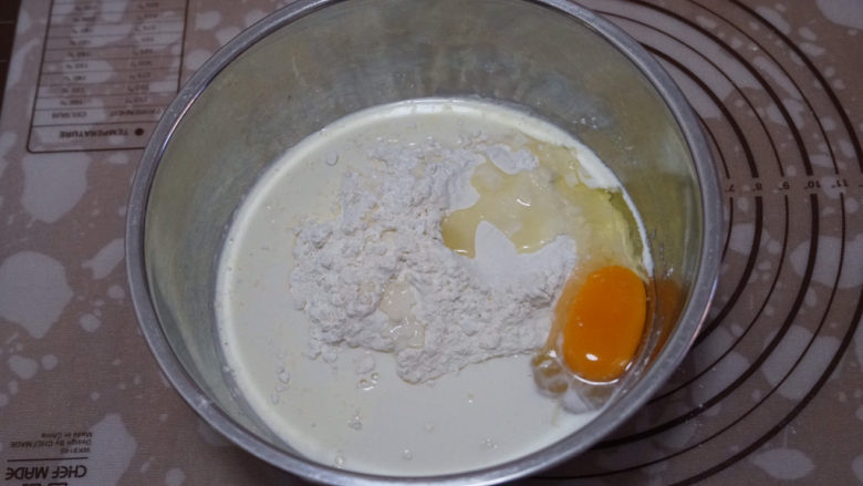 摩卡咖啡面包,揉面部分：在大盆中放入面粉，再放入盐、细砂糖、酵母粉混合均匀，再放入<a style='color:red;display:inline-block;' href='/shicai/ 13431'>纯牛奶</a>和鸡蛋，并搅拌，用刮刀拌匀。
