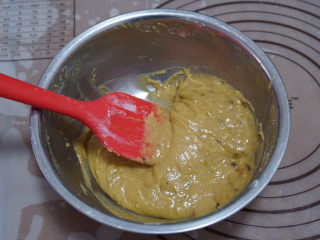 摩卡咖啡面包,放入过筛好的高筋面粉，用刮刀拌匀。