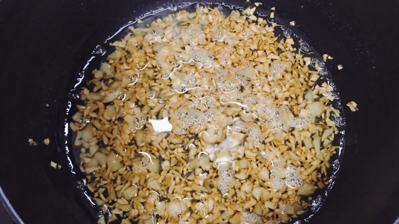 粉丝蒸金针菇,蒜末用油小火煎至金黄。可以一次做多一点保存在冰箱。