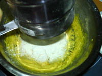 旺仔小馒头,奶粉，低筋粉，玉米淀粉混合，筛入黄油中